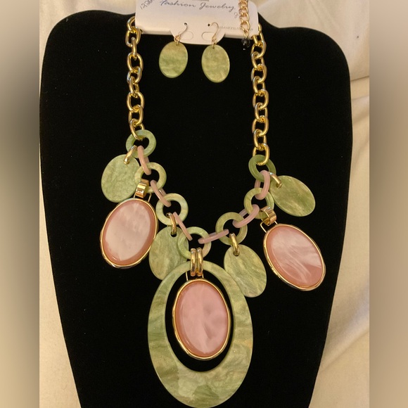 Jewelry - Necklace set